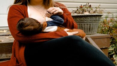 Breastfeeding vs. Baby Formula: What's the Right Choice for New Parents?