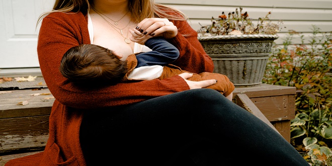 Breastfeeding vs. Baby Formula: What's the Right Choice for New Parents?